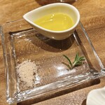 いたりあ亭 - パン用のオリーブオイル、塩、タイム(?)