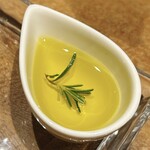 いたりあ亭 - パン用のオリーブオイルにタイム(?)を入れて