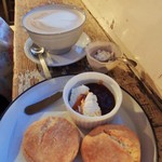 手作りスコーン・カフェラテ