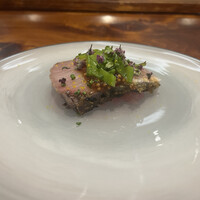 馳走西健一 - 焼津鰤 10キ弱 船上活〆皮目炙り 粒マスタード
                      ソース 紫キャベツのマリネスナップえんどうと紫
                      蘇の花を乗せて