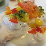 壱弐参 CAFE - カジキのムニエルに、帆立・生クリーム・白ワインのソースがかけてあります