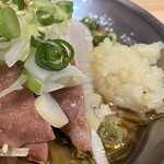 大衆立飲 もつ刺 すずき - にんにく、ごま油、レバー、ネギ　ツヤツヤね