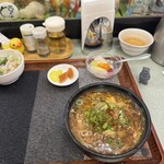 中国料理 頤和園 - 唐揚げ丼ができるまで
      酸辣湯麺を食べてお持ちください