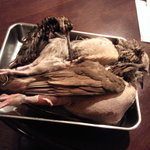 のむくらう Ｇａｚｚａｔ - 鳥０９年・・・上から国産の田シギ、灰色ウズラ、赤足ウズラかな？羽をむしって準備中