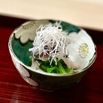 片折 - ⑨鰯、辛子菜
      〜新鮮な酢締めの鰯とピリ辛の辛子菜。鰯の新鮮さが際立つ至福の逸品。大好きな鰯を料亭で頂けるとはなんとも幸せなこと