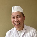 片折 - 白木のカウンターでは、ご主人の片折さんと女将さんにご挨拶。ご主人は調理師専門学校を卒業後、長らく金沢の日本料理店「つる幸」で修業してから『片折』をオープン。