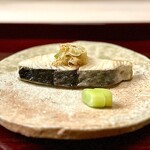 片折 - ⑥柳鰆のなんば焼き、チシャトウ
      〜卵とネギ合わせたものを中型のやなぎ鰆の切り身に乗せて焼いたなんば焼き、チシャトウは茎を食べるレタスの仲間。
