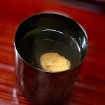 片折 - ③椀物
      〜鰹節の一番出汁にふかふかのクチコのお椀。丁寧に処理されたクチコの生っぽい塩味と鰹節の出汁のみでシンプルながら奥深い味わいが素晴らしい。