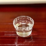 片折 - ② 鰹節の出汁
      〜鰹の本枯節をお弟子さんが一所懸命に削るのをただただ見つめてお料理の過程を垣間見る。削った鰹節を白湯を注いで雑味のない一番出汁を頂く