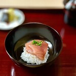 片折 - ⑪メジマグロ漬け丼
      〜小型ながら旨味のあるメジマグロは、漬け具合いも丁度良い塩梅