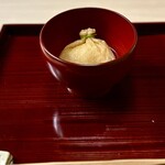 片折 - ⑧ 香茸、餅巾着
      〜お椀の中には大きな餅と香りある香茸が入った巾着。熱々の巾着は出汁を吸っているので火傷しそう