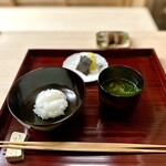 片折 - 白ご飯、ギバサ味噌汁、昆布佃煮