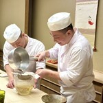 片折 - ② 鰹節の出汁
      〜鰹の本枯節をお弟子さんが一所懸命に削るのをただただ見つめてお料理の過程を垣間見る。削った鰹節を白湯を注いで雑味のない一番出汁を頂く