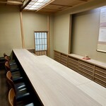 片折 - 清潔感ある白木のカウンター