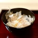 片折 - ⑬TKG（西山養鶏）
      〜種類を変えながらふわふわに削られた鰹節と、西山養鶏場の新鮮な濃い黄身は旨すぎる