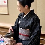 片折 - 女将さんの着物姿が美しい
