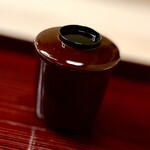 片折 - ③椀物
      〜鰹節の一番出汁にふかふかのクチコのお椀。丁寧に処理されたクチコの生っぽい塩味と鰹節の出汁のみでシンプルながら奥深い味わいが素晴らしい。