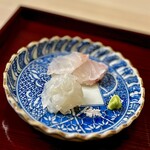 片折 - ④お造り
      〜氷見産のクエ、槍烏賊のお造りを塩、山葵。寒冷地でクエが漁れるとは驚き。