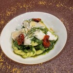 LOGICA - 春菊ペースト、茴香、焼いた真鯛の出汁を合わせたソースに真鯛のオーブン焼きとカラスミ、自家製のドライトマトを添えた