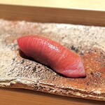 284709443 - きれいな中トロ…♡
                        この中トロも、申し分なし！
                        これはバランスに優れますね。進吾さん歴代の中トロの中でも、かなりのストライク♪