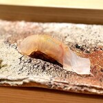 匠 進吾 - 鮃の昆布〆。
      寝かせて３日目とのこと。
      薄めの切り付けで、バランスがいい♪