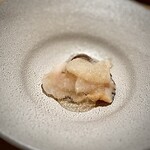 匠 進吾 - つぶ貝　昆布出汁のジュレ。
      つぶ貝は大好きな貝のひとつ。昆布出汁が優しいオープニング。