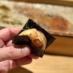 匠 進吾 - 帆立の磯部焼き。
      いつもは平貝ですが、この日は立派な天然帆立♪
      この磯部焼きってヤツは、醤油の香ばしさと海苔の香りとで、最強ですね！
      個人的には、帆立の方が好きかも。