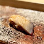 匠 進吾 - 北寄貝の炙りを握りで。
      これはネタとしては珍しいかも。ネタの高めの温度が、なんとも言えない心地よさ。
      北寄も柔らかいので、貝ですがシャリとしっかり馴染みます。