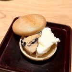 匠 進吾 - きなこと塩のアイス最中。
      きなこのアイスには、以前には入っていなかった黒豆が♪
      デザートさえ、いつもバージョンアップを目指してます！
      最中が軽くて、これ、最高のデザートです♡