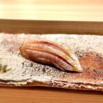 匠 進吾 - 酢〆の春子鯛。
      やっと握り来たー！
      肉厚な春子。ふうわりとした食感よりも、肉感というか食べ応えもあります。