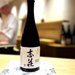 匠 進吾 - 山口県、東洋美人の「志荘」。
      一本３万円以上の高級品ですが、これがとにかく美味しい！
      柔らかさ、嫌味のない甘さと、優しい酸。
      今まで呑んだ日本酒の中で、一番好きかも(^^)