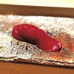 匠 進吾 - 赤身の漬け。
      この日は、鮪が素晴らしかった！
      大間の約150kg、一本釣り。
      香りもあるし、旨味もしっかりある、好みの赤身です。