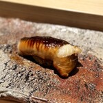 匠 進吾 - 【追加】穴子
      ツメは控えめで、穴子自体の美味しさを楽しめる仕立て。