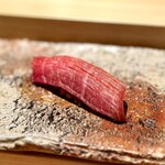 匠 進吾 - 中トロ、こちらは別の個体。
      銚子の延縄で、２週間ほど寝かせて。
      これはこれで、凝縮した旨みが濃厚で美味しい。