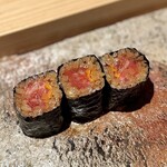 匠 進吾 - トロたく巻き。
      久しぶりに食べたけど、トロたくってやっぱり美味しい！
      あれ？このタイミングだと、春の名物「蛍烏賊の巻物」に出会えないかも…？？