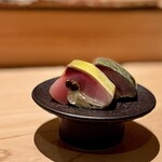 匠 進吾 - 酢〆の鯖。
      進吾さんの青魚シリーズ。この日は鯖。
      ガリを挟んで爽やかにいただけます。