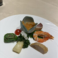 天津飯店 本店 - 前菜盛り合わせ　ピリ辛クラゲ酢の物が美味しい