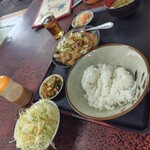 とら食堂 - キャベツは定食配膳時、キャベツお持ちしますか？と聞かれて、お願いするとあとから到着