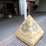 目印はこのピラミッド。