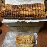 1954 Fukuoka - 手前 チーズのパンです    へしゃげてるけど円筒のキャラメルラウンド