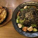 鉄板居酒屋ひととき - チョレギサラダ、ピリ辛ホルモン焼き