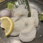 居酒屋 勇旬 いか太郎 本店 - 活たこ刺し(880円)
                                →こちらも新鮮。吸盤の部分と身の部分に分かれていますが、特に吸盤がコリコリ食感