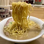 三ん寅 - 味噌ラーメンの中太ちぢれ麺