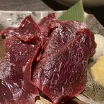 居酒屋 勇旬 いか太郎 - クジラ刺し
      →なんとサービスででてきました。身が厚く食べ応え抜群。ニンニクと一緒にいただきました。