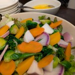 サードグリル - 提携農園からの新鮮な野菜サラダ