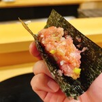 鮨駒 - マグロ手巻き　いぶりがっこ入り