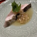 道後 海舟 - 焼物：サワラ（中島）の炭火焼き　新玉ねぎ、酢橘醤油