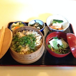 Established in 1923, this long-established Japanese restaurant is proud of its Fukagawa Meshi.