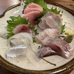 金町製麺 - 刺身盛り合わせ（メジマグロ、活け〆カンパチ、活け〆真鯛、ヤリイカ、アジ、さより）