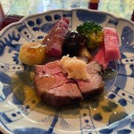 環坂 - 林檎の木で蒸し焼きした醤油麹漬けの黒樺牛、焼き椎茸・ごぼう・紅大根、薩摩芋